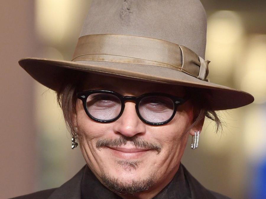 Johnny Depp 1 saatte 1 milyon takipçiye ulaşarak rekor kırdı