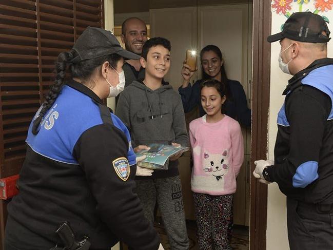 Evdeki çocuklar çikolata istedi, toplum destekli polisler getirdi