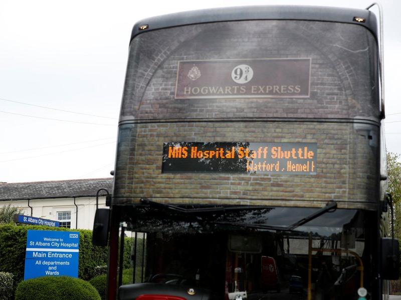 Harry Potter tur otobüsü Ulusal Sağlık Hizmetleri çalışanlarını taşıyor