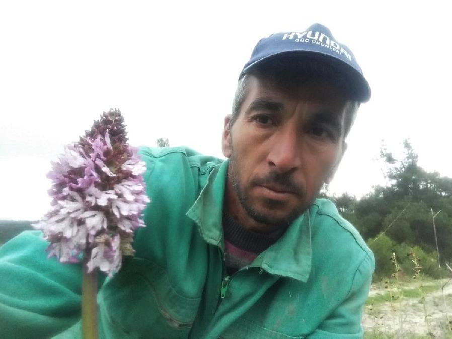 Koparmanın cezası 72 bin lira olan bitkiyle selfie çekti