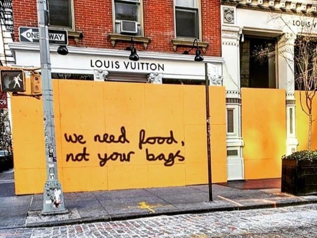 Louis Vuitton mağazasını yağmalanmadan korumak isterken protesto edildi