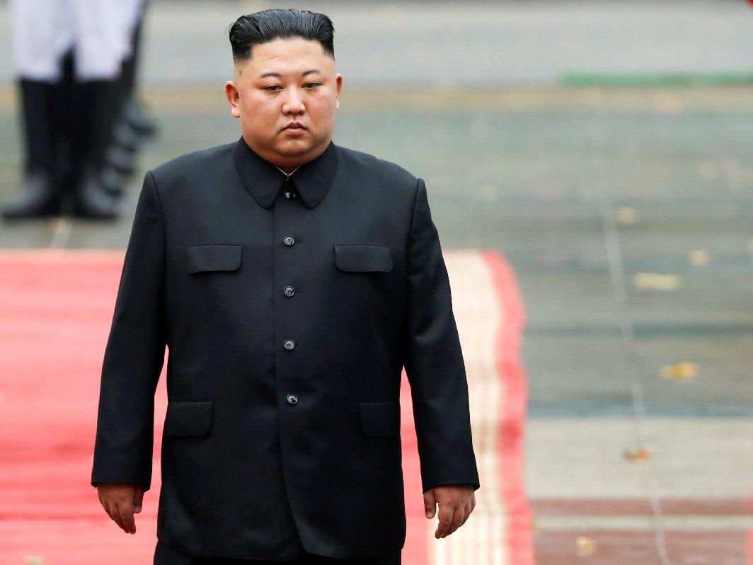 Eski diplomattan flaş Kim Jong-un iddiası: Hayatta ama ne yürüyebiliyor ne de kalkabiliyor