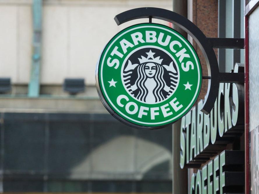 Starbucks'ın kârı yarı yarıya azaldı