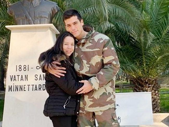 Can Yaman ve annesinin tango performansı