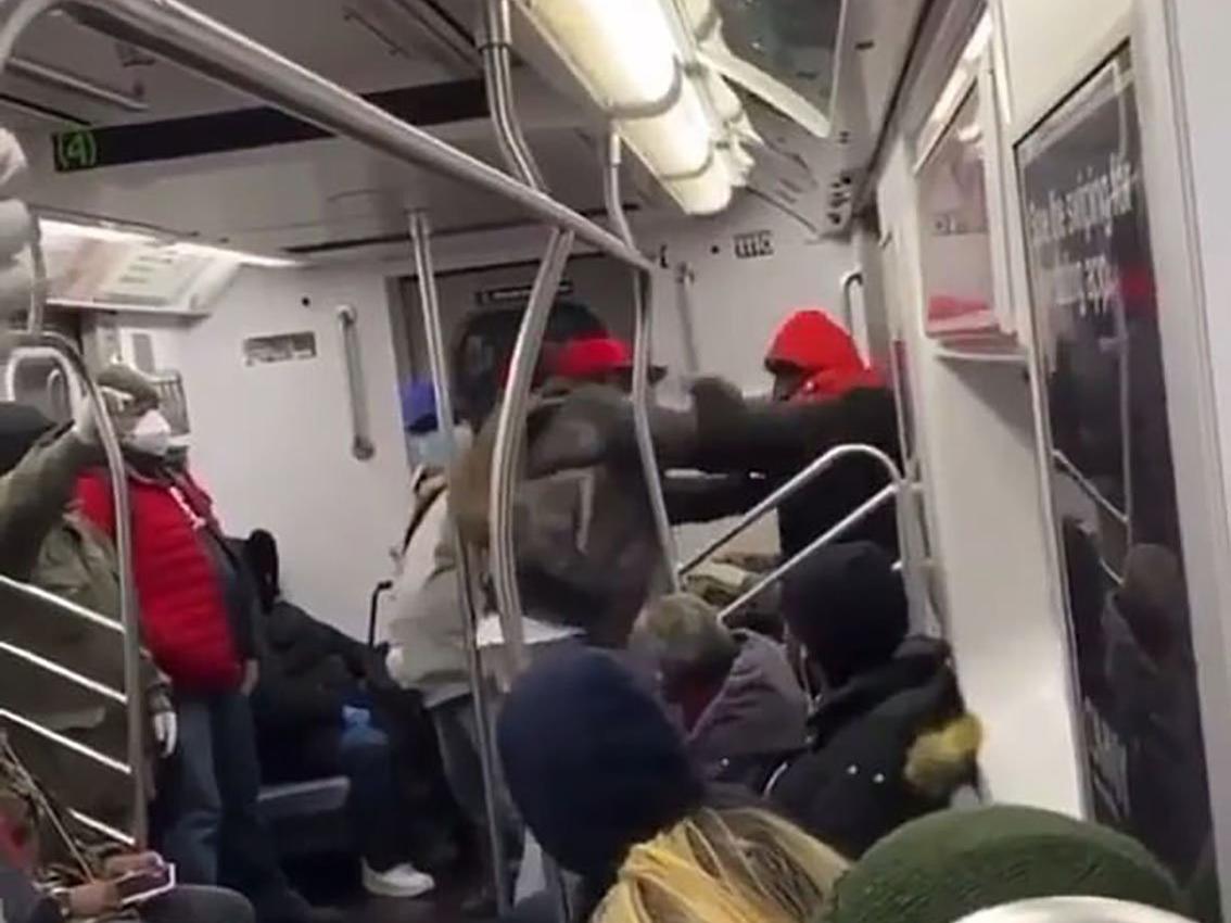 New York metrosunda corona dehşeti! Virüsü buraya getirdiniz deyip saldırdı