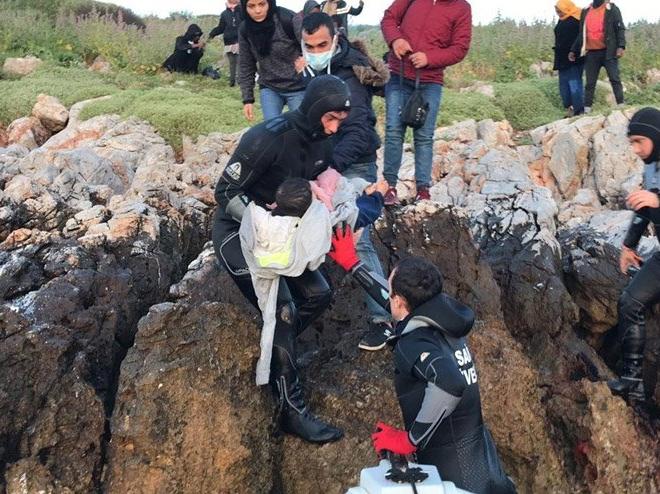 Ölüme terk edilen göçmenleri Türk Sahil Güvenlik ekibi kurtardı