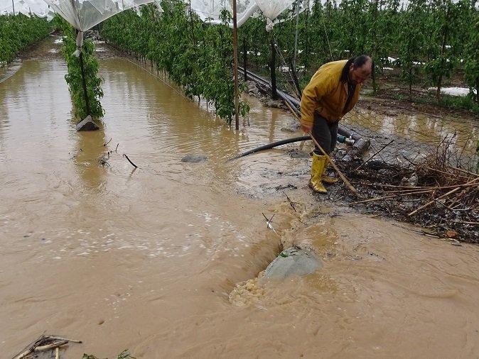Tarlası sular altına kalan çiftçilere 'hasar yok' raporu verdiler!