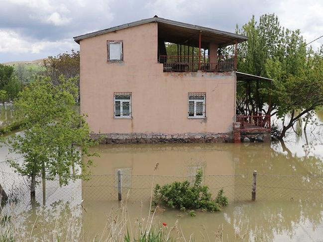 Aksaray'da sulama kanalında patlama! Tarla ve evler sular altında