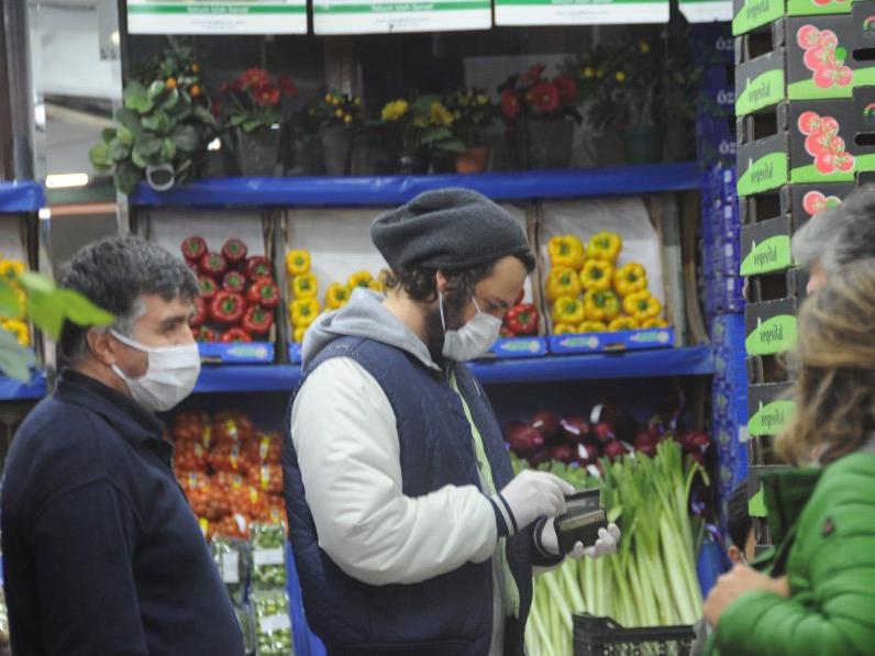 Birkan Sokullu, tüm önlemleri alarak alışverişe çıktı