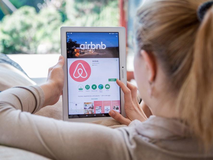 Airbnb'den personelin yüzde 25'ini işten çıkarma kararı