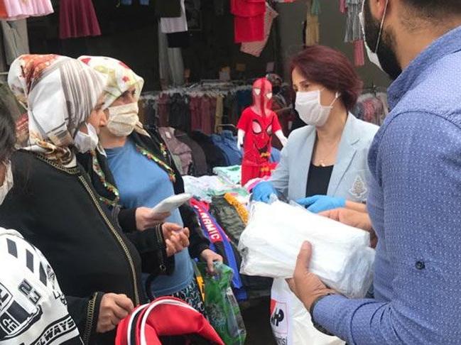 CHP Diyarbakır'da vatandaşa ücretsiz maske dağıttı