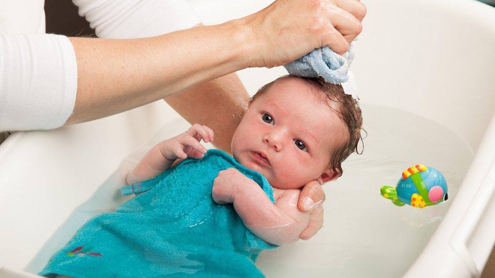 Yenidoğan bebeğin ilk banyosu ne zaman yapılır?