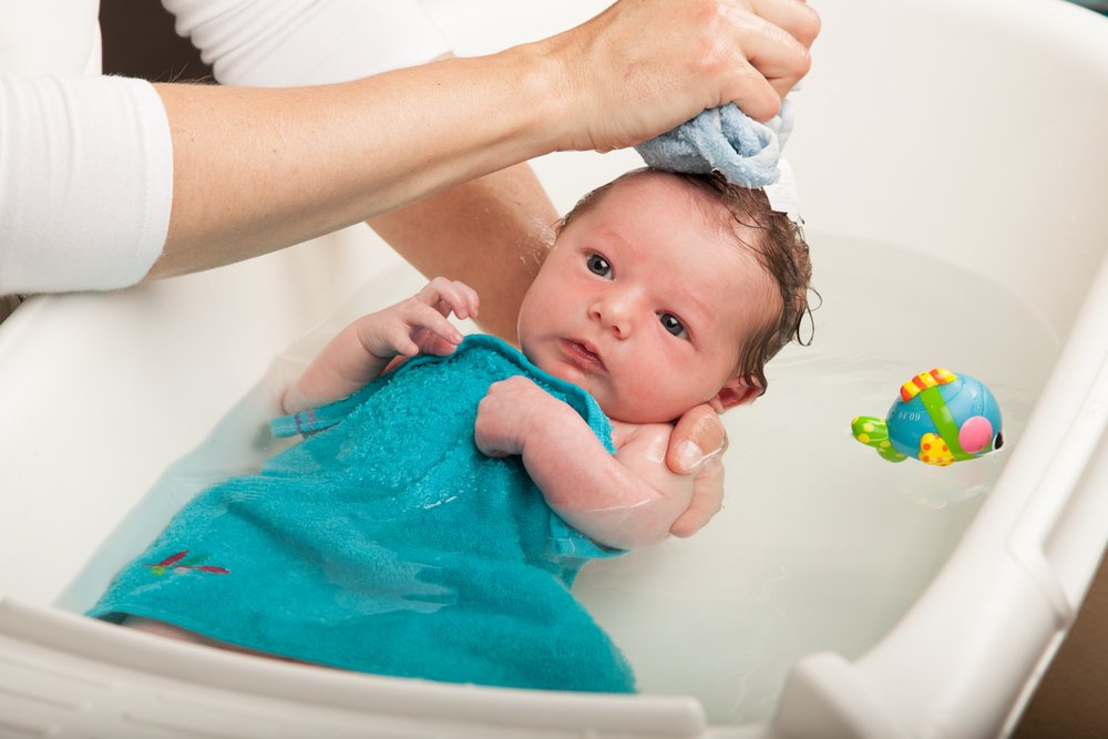 Yenidoğan bebeğin ilk banyosu ne zaman yapılır?