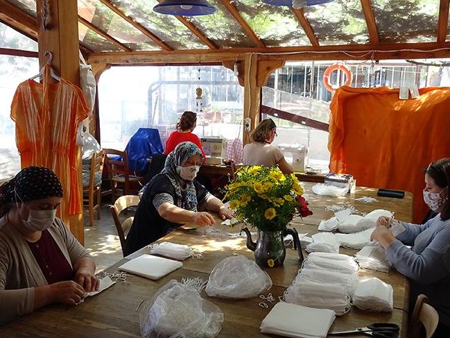 Vaka görülmeyen Bozcaada'da kadınlar, gönüllü maske üretiyor