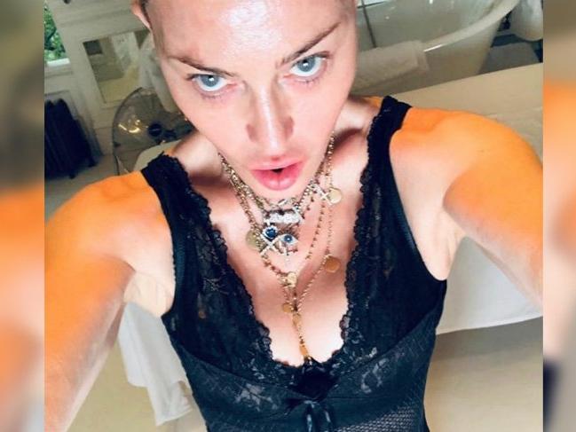 Madonna banyoda yaptığı selfie ile kalçalarını gösterdi