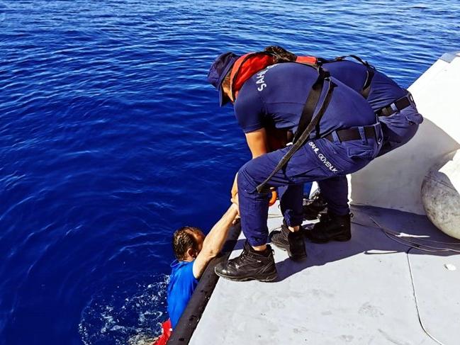 Bodrum’dan yüzerek Yunan adasına geçmeye çalışan göçmen son anda kurtarıldı!