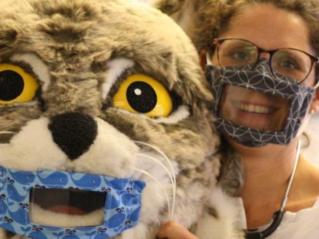Öğretmenler ve işitme engelliler için özel maske!