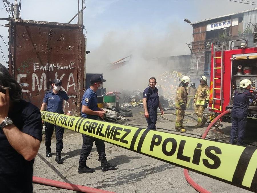 İstanbul'da geri dönüşüm merkezinde korkutan yangın!