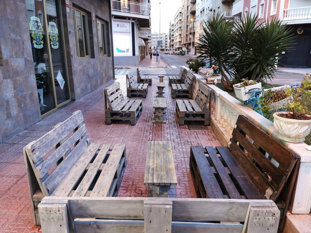 Restoranlardan sosyal mesafe önlemi: Dışarı masa sandalye atmak