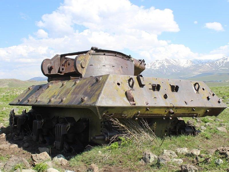 Terk edilmiş tankları görenler şaşırıyor! 70 yıldır oradalar...