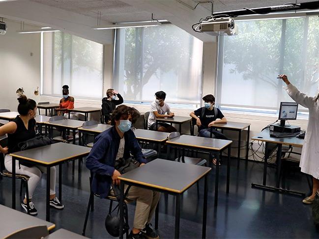 Fransa'da yeniden açılan okullarda 70 corona vakası tespit edildi