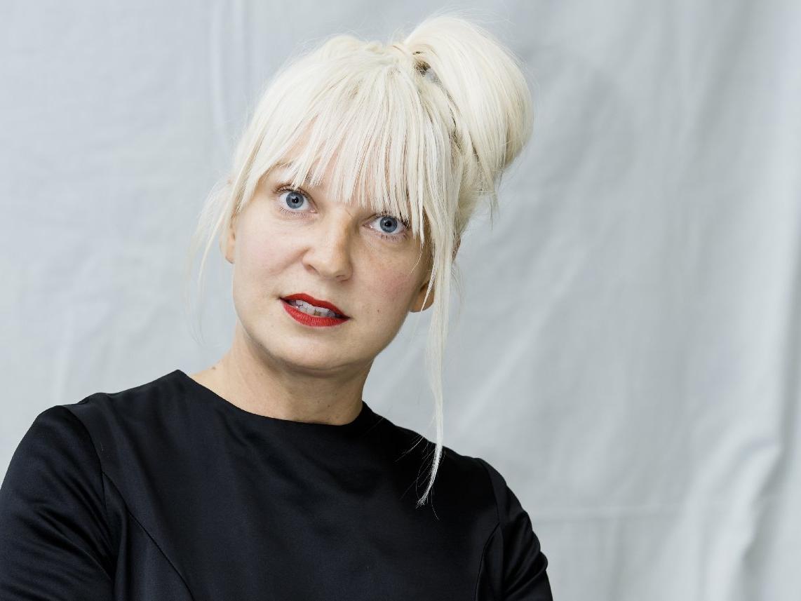 Ünlü müzisyen Sia, geçen yıl iki çocuk evlat edindiğini açıkladı