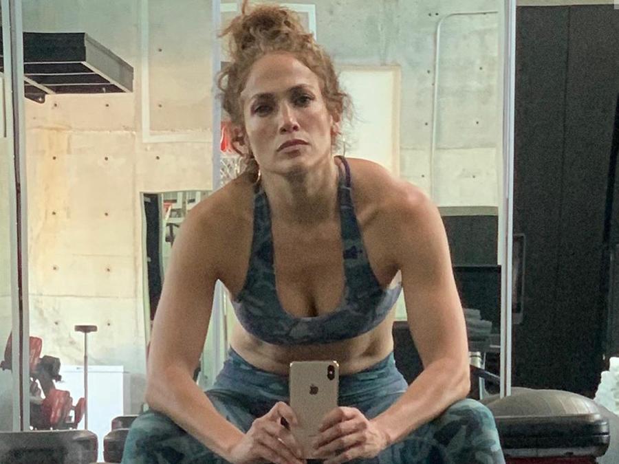 Jennifer Lopez'in selfie'sindeki detay hayranlarını korkuttu