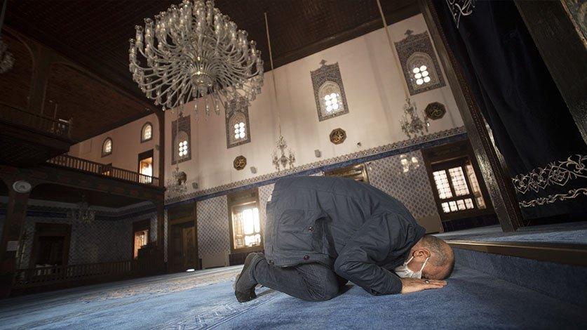 Bayram namazı kaç kişiyle kılınır? Bayram namazı evde kılınır mı?