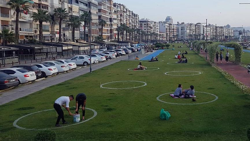 İzmir'de çemberli sosyal mesafe dönemi
