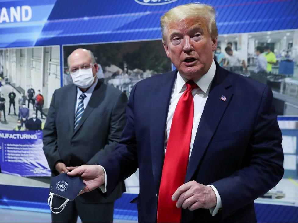 Maskesiz fabrika gezen Trump'a ateş püskürdü: Huysuz bir çocuk gibi...