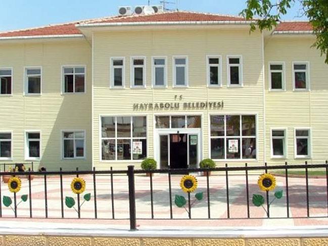 Maaşı azalan AKP’li başkan belediyesini mahkemeye verdi!