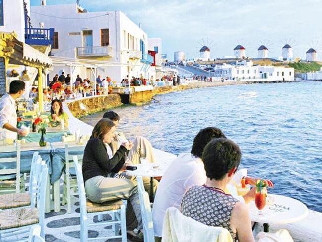 Yunanistan 25 ülkeden turist kabul etmeye başlayacağını duyurdu