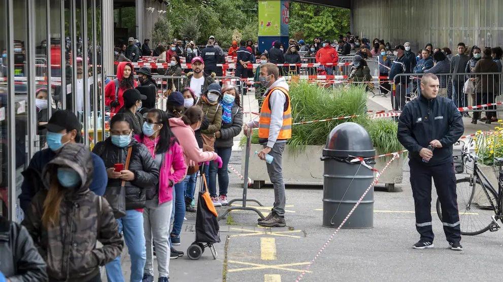 Corona zengin fakir dinlemiyor! İsviçre'de yardım paketi için uzun kuyruklar oluştu
