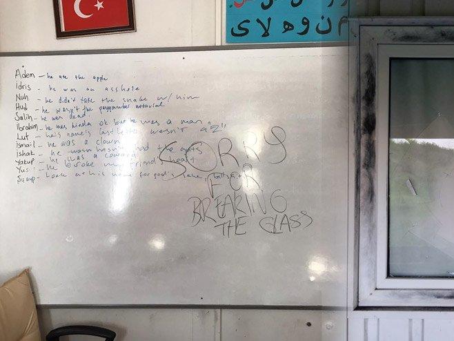 Kur'an kursunun camlarını kırıp duvarlara İngilizce yazılar yazdılar!