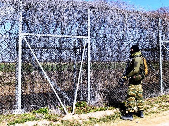 Yunanistan göçmenlere karşı sınıra 208 kilometrelik bariyer ve çit çekiyor