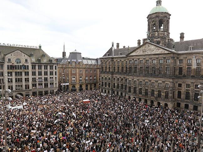 Amsterdam’da binlerce insan polis şiddetini protesto etti