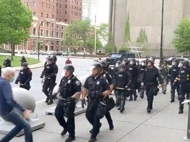 Tepki toplayan görüntülerin ardından ABD'de 57 polis istifa etti!