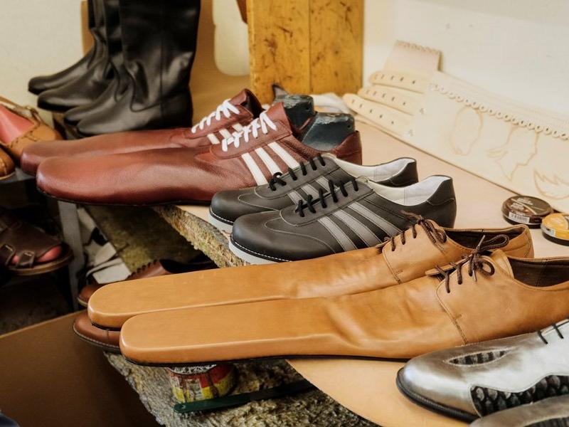 Grigore Lup sosyal mesafeyi korumak için ayakkabı tasarladı