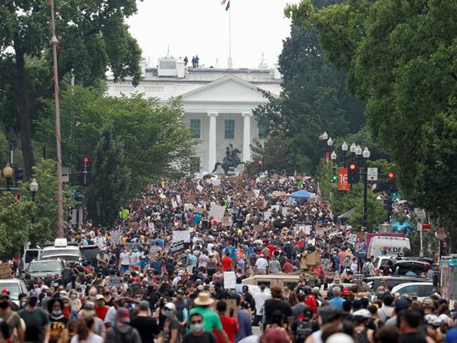 Floyd protestolarının 12'nci gününde Washington'da binler toplandı!