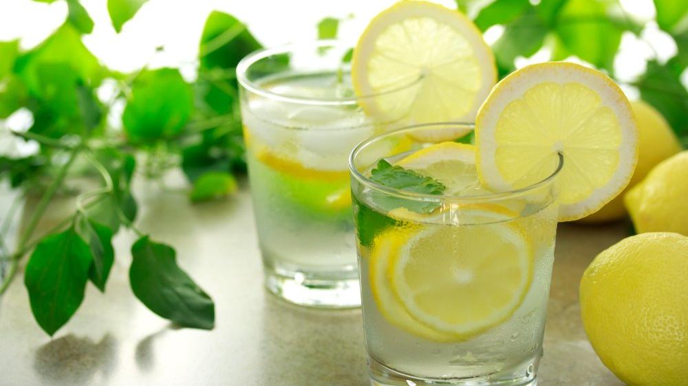 Limonlu su içmenin müthiş faydaları