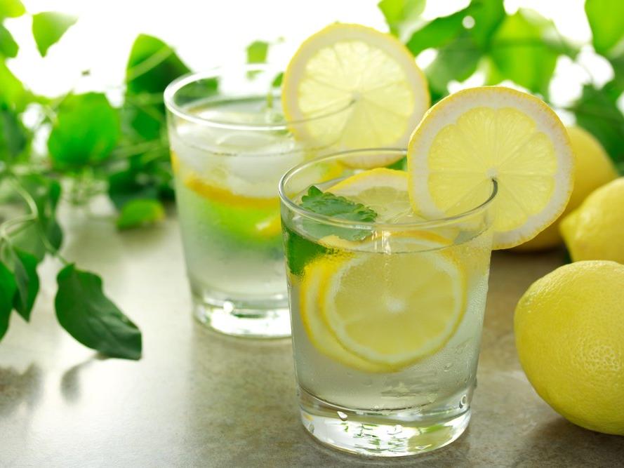 Limonlu su içmenin müthiş faydaları