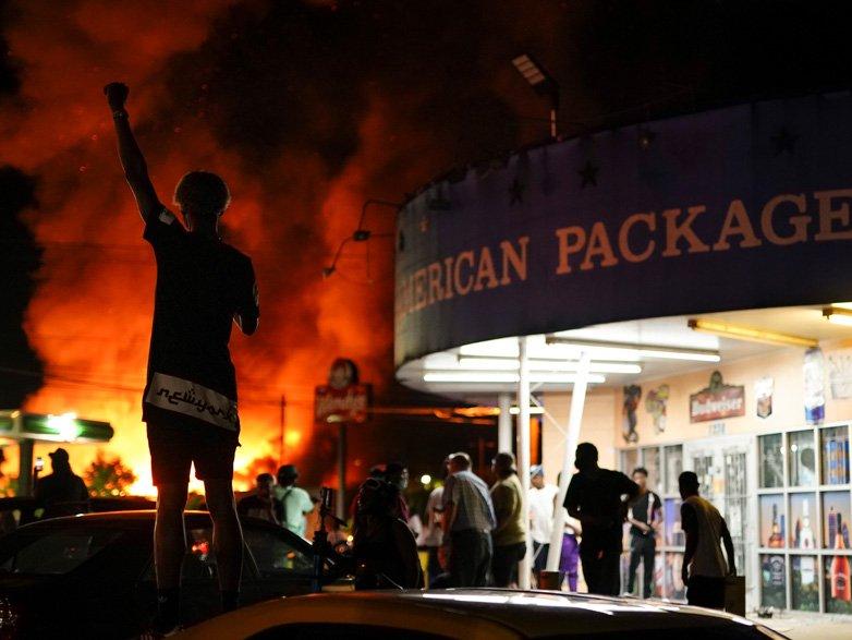 ABD'de olaylar büyüyor: Göstericiler restoranı ateşe verdi