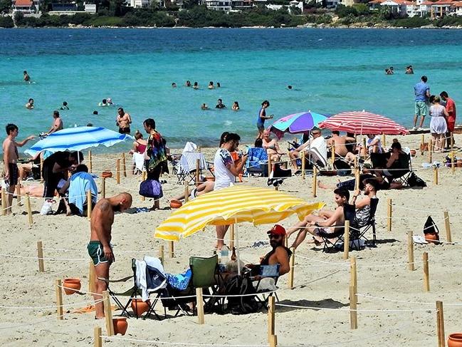 Çeşme plajlarında sosyal mesafeli tatil
