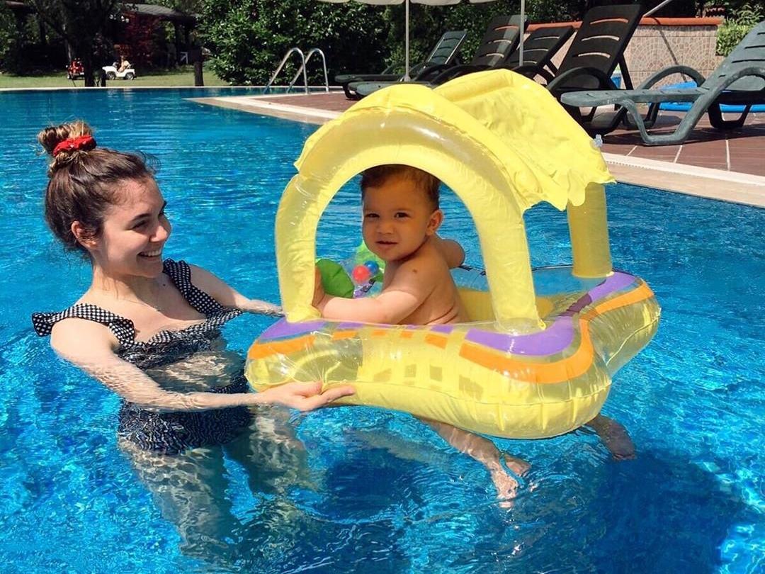 Berfu Yenenler, oğluyla havuz keyfi yaptı