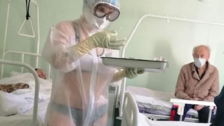 Corona virüsüyle gündem olmuştu: Bikinili hemşire yine şaşırttı