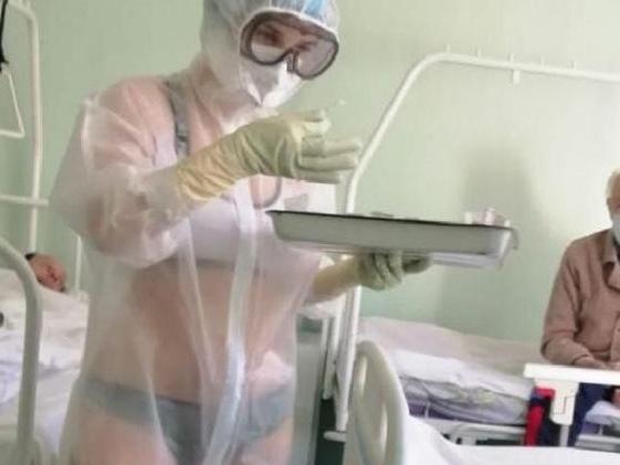 Corona virüsüyle gündem olmuştu: Bikinili hemşire yine şaşırttı
