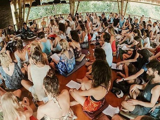 Bali'deki yoga etkinliğinde sosyal mesafe hiçe sayıldı