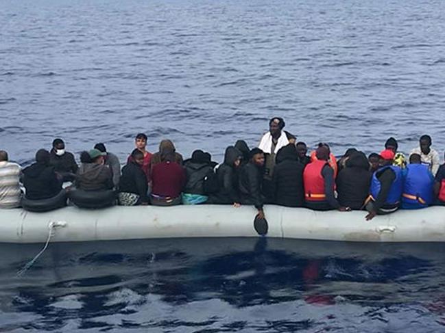 Yunanistan'ın ölüme terk ettiği 62 kaçak göçmen kurtarıldı!