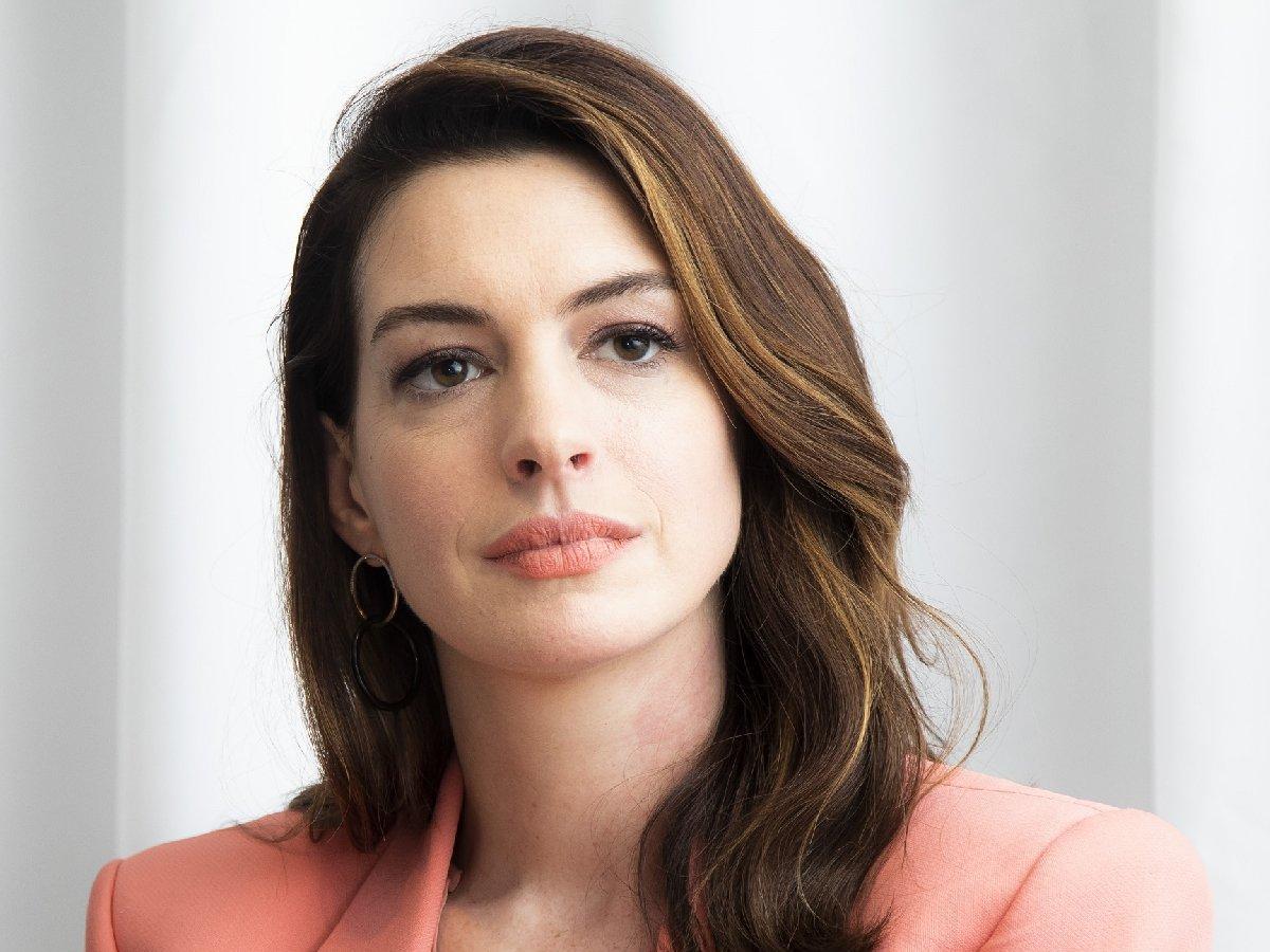 Anne Hathaway, Christopher Nolan'ın sandalyelerden nefret ettiğini söyledi