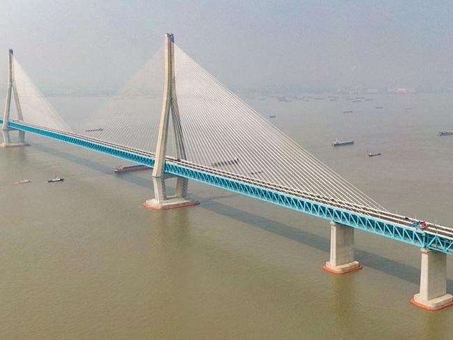 Dünyanın en büyüğü 2 katlı dev köprü açıldı